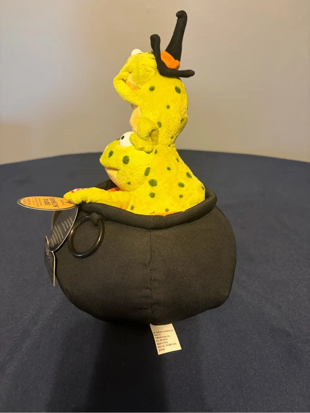 Hallmark Halloween Trembling Toads Singing Frogs In Cauldron Works